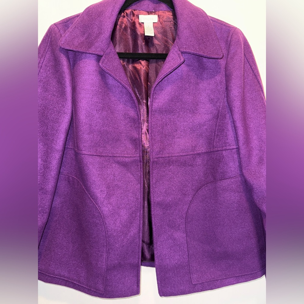 Chicos Blazer/Jacket Silky Lining
Purple
EUC 
Chico’s Size 1 or SZ 8
Polyester